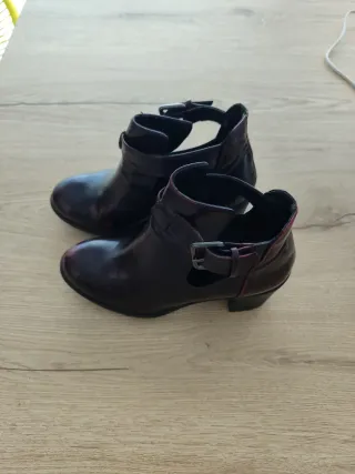 Botines granates con hebilla