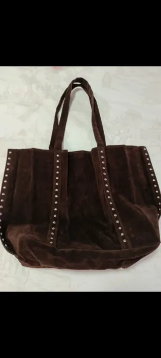 Bolso marrón de ante con tachuelas