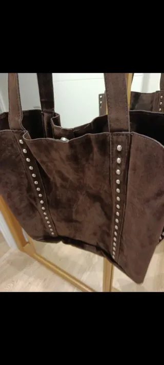 Bolso marrón de ante con tachuelas