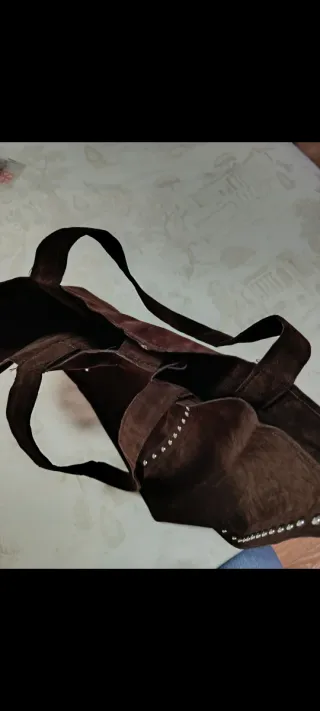 Bolso marrón de ante con tachuelas