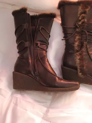 Botas cuña media caña con cordones y pelo