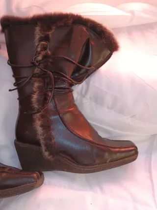 Botas cuña media caña con cordones y pelo