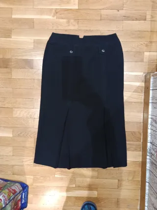 Elegante falda midi negra con pinzas