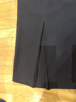 Elegante falda midi negra con pinzas