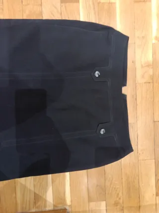 Elegante falda midi negra con pinzas