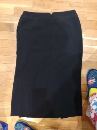 Elegante falda midi negra con pinzas