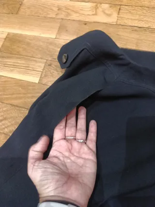 Elegante falda midi negra con pinzas