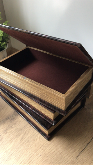 Libri decorativi antichi con scatola nascosta