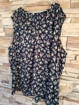 Blusa floral talla grande sin mangas