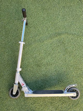 Patinete plegable plateado