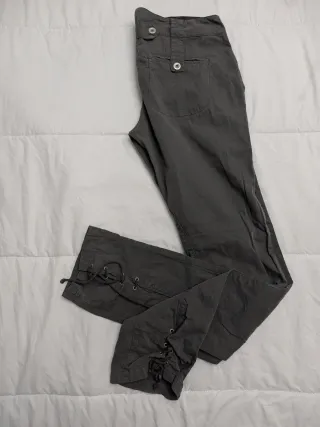 Pantalón gris con cordones