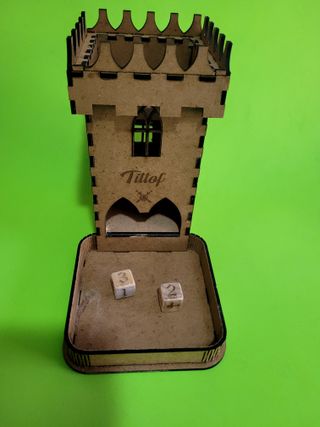 Torre de dados de madera personalizable