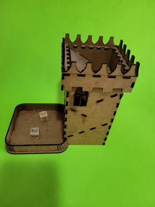 Torre de dados de madera personalizable