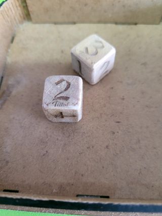 Torre de dados de madera personalizable