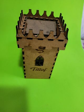 Torre de dados de madera personalizable