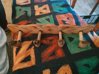 Perchero de madera con diseño de pezuñas