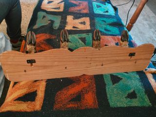 Perchero de madera con diseño de pezuñas