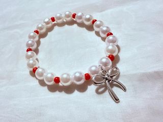 Pulsera perlas y detalles rojos con charm
