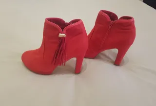 Botines naranja fuerte de tacón con flecos