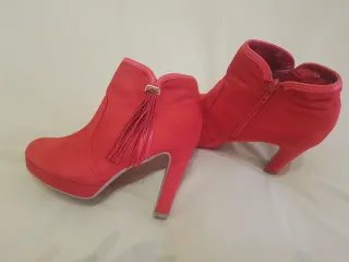 Botines naranja fuerte de tacón con flecos