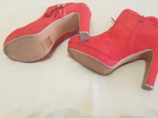 Botines naranja fuerte de tacón con flecos