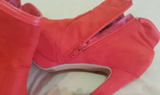 Botines naranja fuerte de tacón con flecos