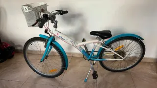 Bicicleta niña Btwin azul y blanca