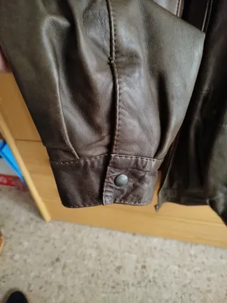 Cazadora de piel marrón. Unixes