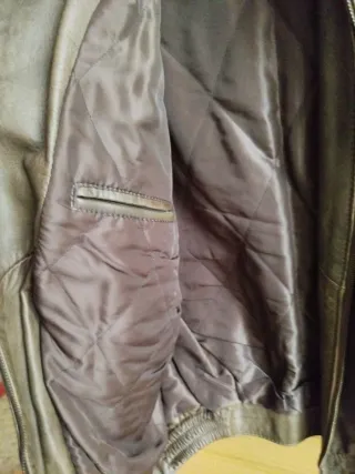 Cazadora de piel marrón. Unixes