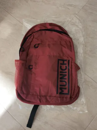 Mochila Munich Roja Negra (medidas aprox. 45*35*15