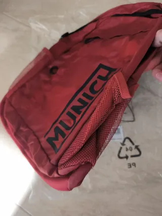 Mochila Munich Roja Negra (medidas aprox. 45*35*15