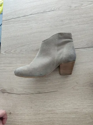 Botines de piel beige con cremallera