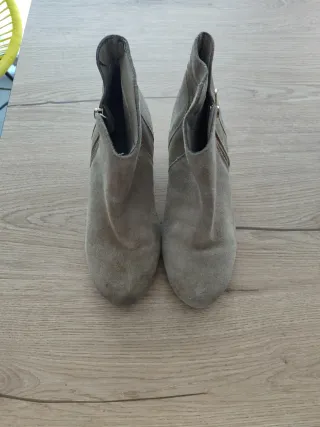 Botines de piel beige con cremallera