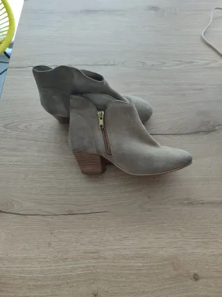 Botines de piel beige con cremallera