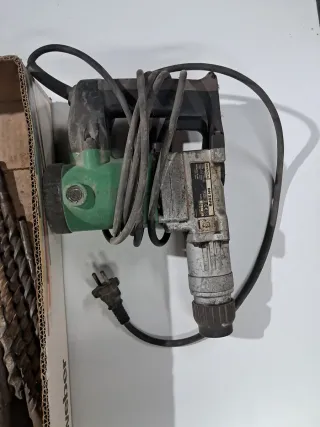 Taladro percutor Hitachi + brocas