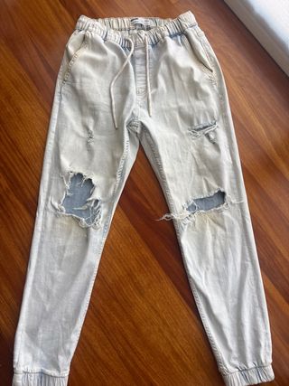 Pantalón vaquero desgarrado chico