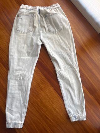 Pantalón vaquero desgarrado chico