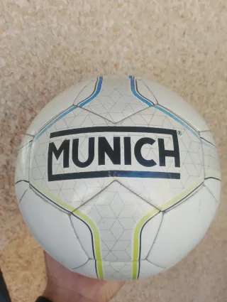 Balón de fútbol Munich césped
