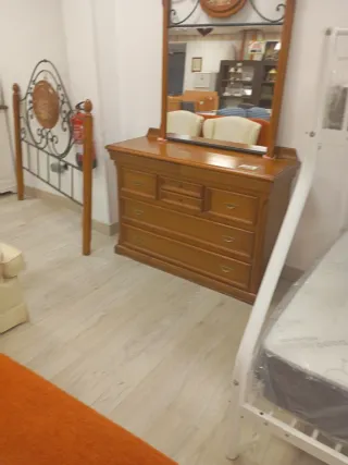 Cómoda de pino con espejo