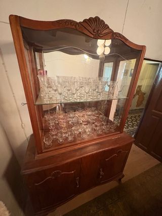 Mueble vitrina con copas