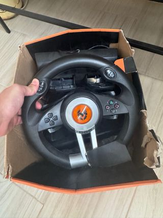 PlayStation 4 + Volante + 2 mandos + 3 juegos