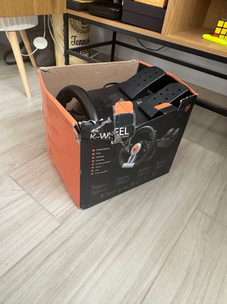 PlayStation 4 + Volante + 2 mandos + 3 juegos