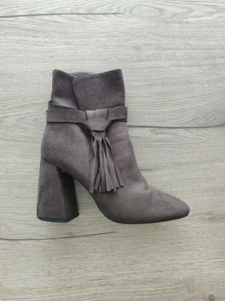 Botas grises de tacón con flecos