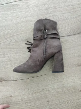 Botas grises de tacón con flecos