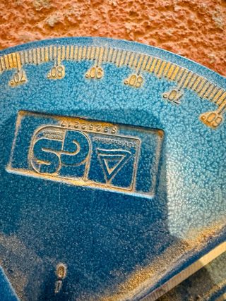 Sierra ingletadora manual con guía