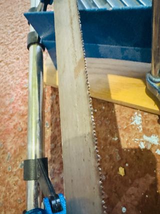 Sierra ingletadora manual con guía