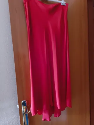 Falda satinada roja Zara