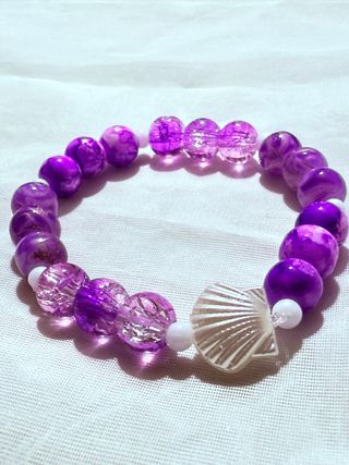 Pulsera morada con concha