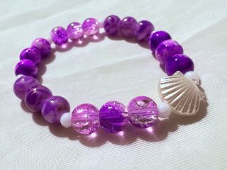 Pulsera morada con concha