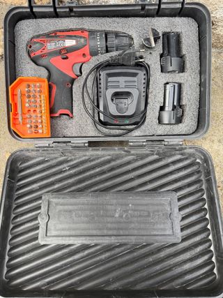 Taladro percutor con cargador y baterías